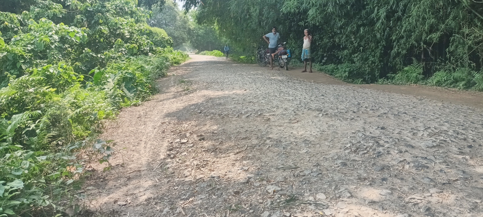 सड़क के लिए सड़क पर उतरे आक्रोशित ग्रामीण