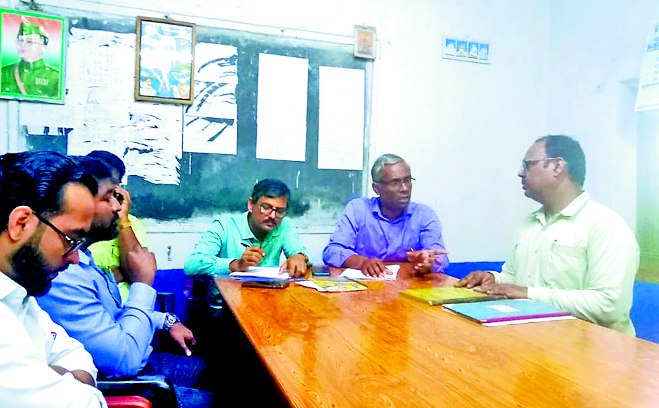 हेडमास्टर के खिलाफ सहायक शिक्षकों की शिकायत