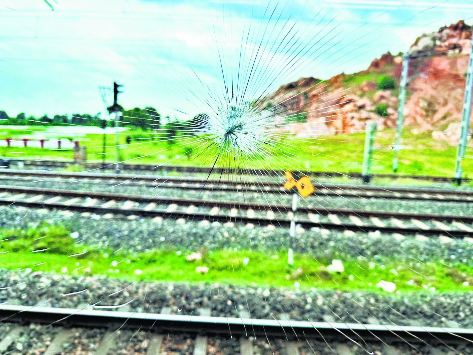 Gaya News : टाटा-पटना वंदे भारत ट्रायल ट्रेन पर पत्थरबाजी, खिड़की का टूटा शीशा