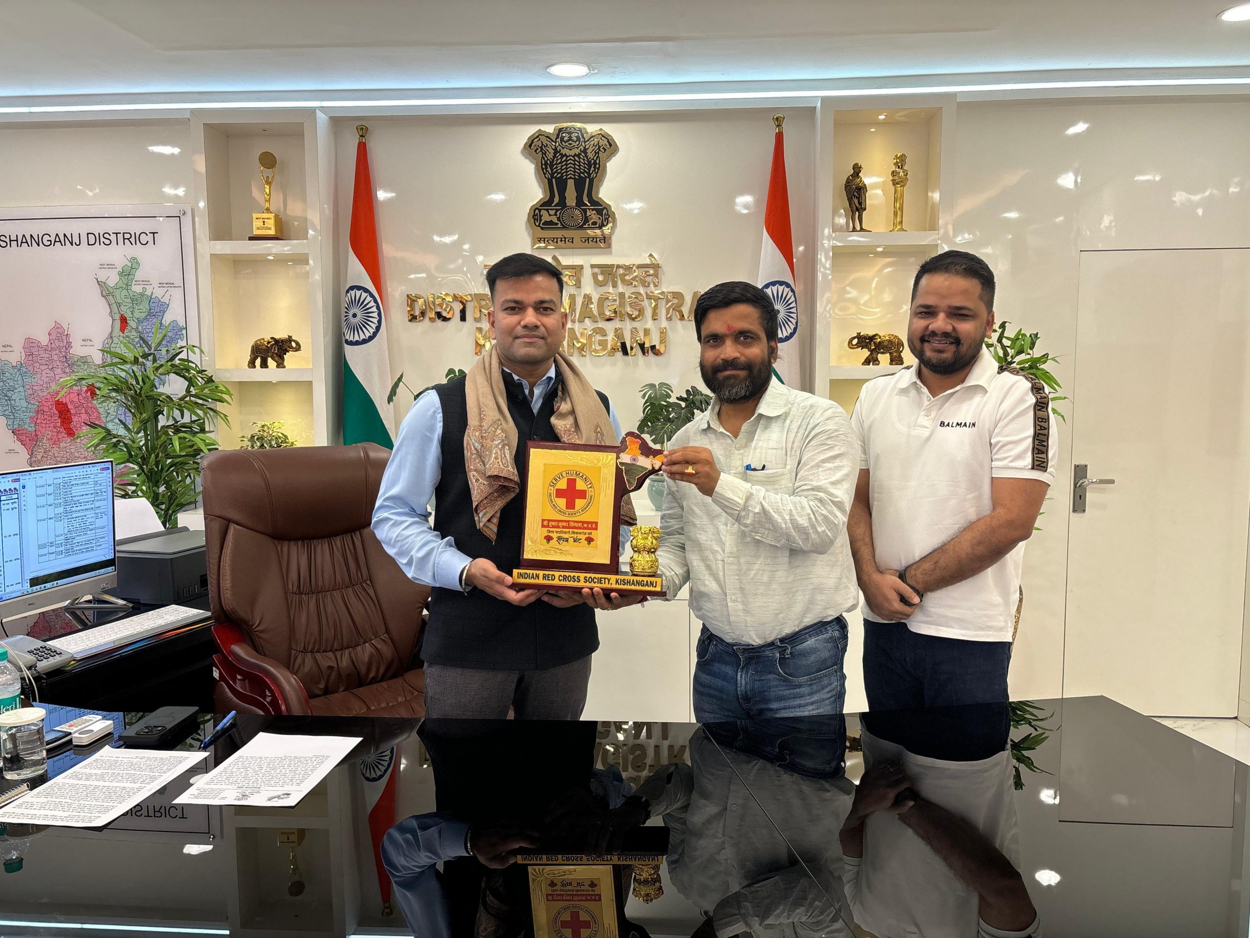 रेडक्रॉस सोसाइटी के चेयमैन व सचिव ने तुषार सिंगला को भेंट किया मोमेंटो