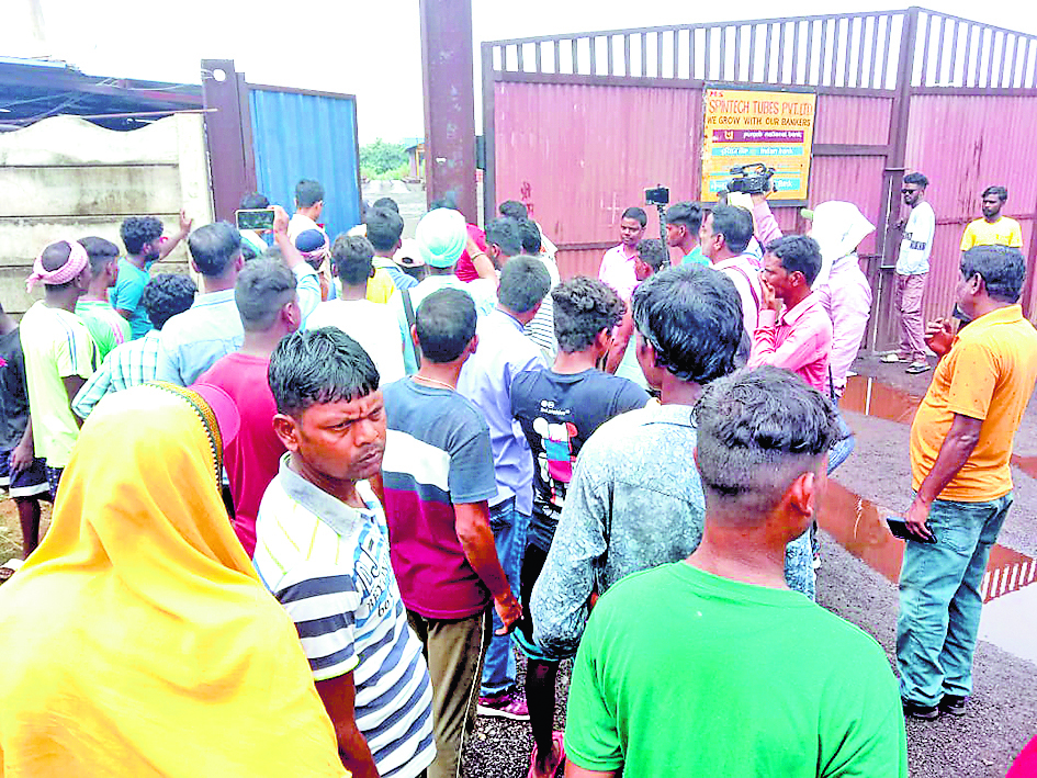 धसल गांव में सड़क और नदी पर कब्जे का आरोप, पुलिस तैनात