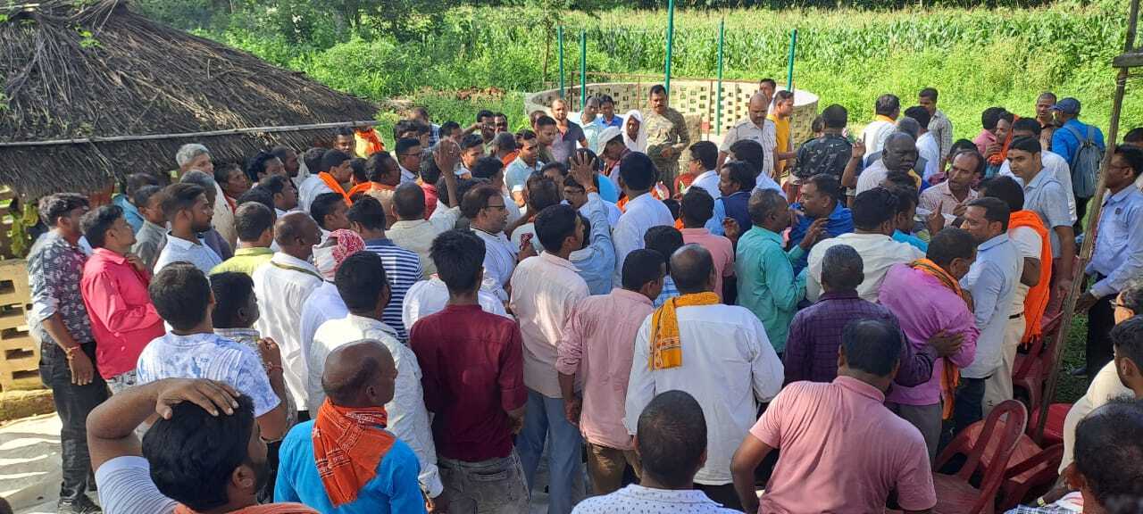रायशुमारी के दौरान दो गुटों में बिखरी दिखी भाजपा, जामा में कार्यकर्ता आपस में भिड़े, धक्का मुक्की हुई, बेनतीजा बैठक समाप्त