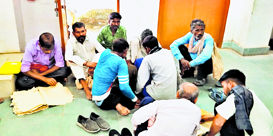 Buxar News : रजिस्ट्री ऑफिस से नकल निकालने में लोगों को छूट रहे हैं पसीने