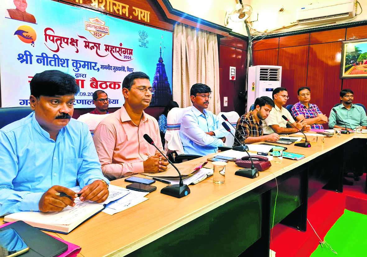 Gaya News : मेला क्षेत्र के हर सरोवरों में नाव के साथ तैनात रहेंगे गोताखोर