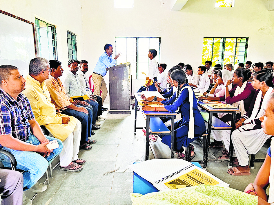 Gopalganj News : उच्च योग्यता प्राप्त करने वाले छात्र-छात्राएं स्टूडेंट क्रेडिट कार्ड से चार लाख का लोन लेकर अपना सपना करें पूरा