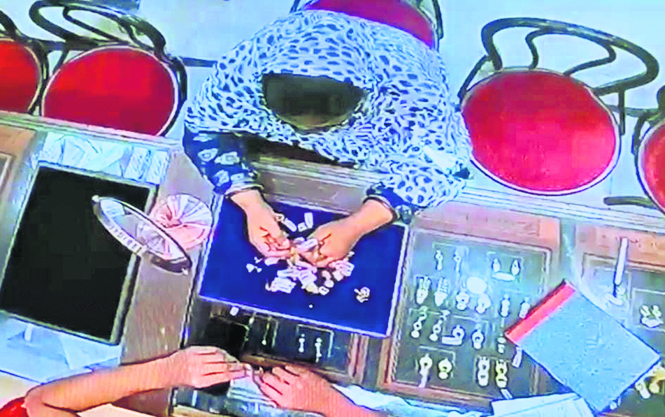 Gopalganj News : ज्वेलरी शॉप में गहना खरीदने आयी महिला ने चुरायी सोने की बाली, सीसीटीवी फुटेज वायरल
