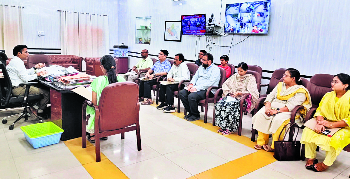 Chhapra News : रजिस्ट्री और रिकॉर्ड रूम में अवैध व बाहरी लोग मिले तो नपेंगे अधिकारी : डीएम