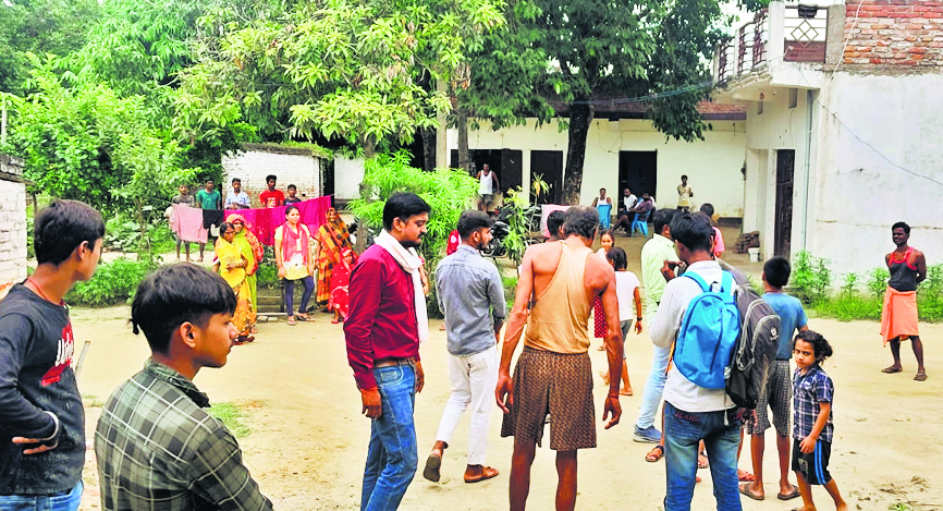 Gopalganj News : किशोरी का शव संदिग्ध स्थिति में फंदे से लटका मिला, हत्या या आत्महत्या, जांच में जुटी पुलिस