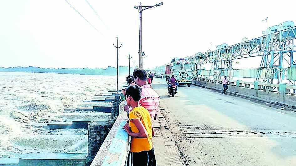 दुर्गापुर बैराज से छूटा 2.5 लाख घनफुट पानी