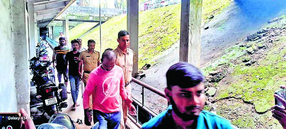लाउड स्पीकर बंद कराने गयी पुलिस पर टूटे