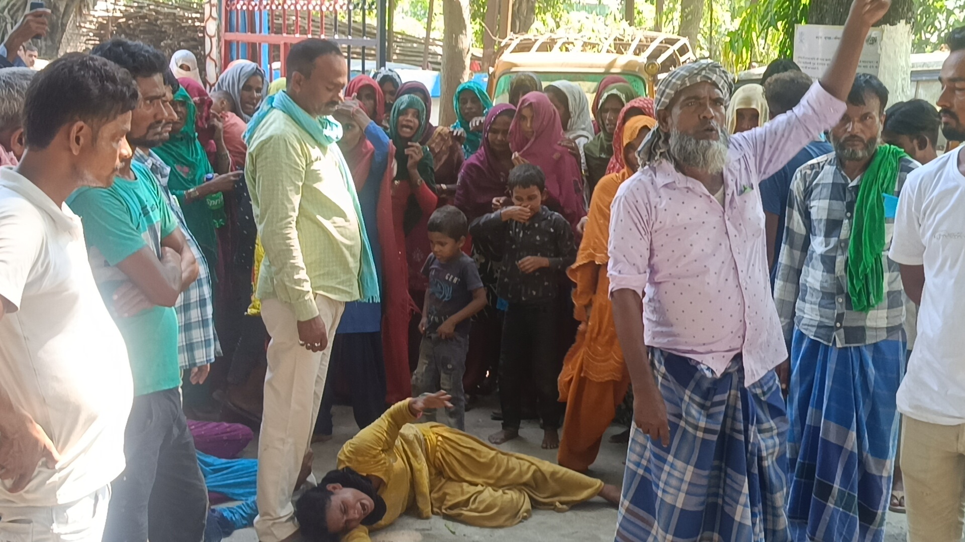 लापता युवक की बरामदगी की मांग लेकर परिजनों ने थाना में किया हंगामा