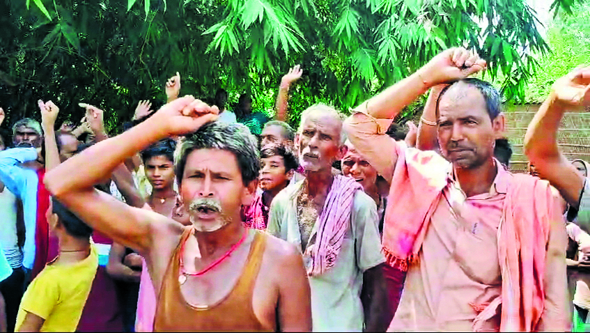 HAJIPUR NEWS : युवक को गिरफ्तार करने के विरोध में ग्रामीणों ने किया प्रदर्शन, नारेबाजी