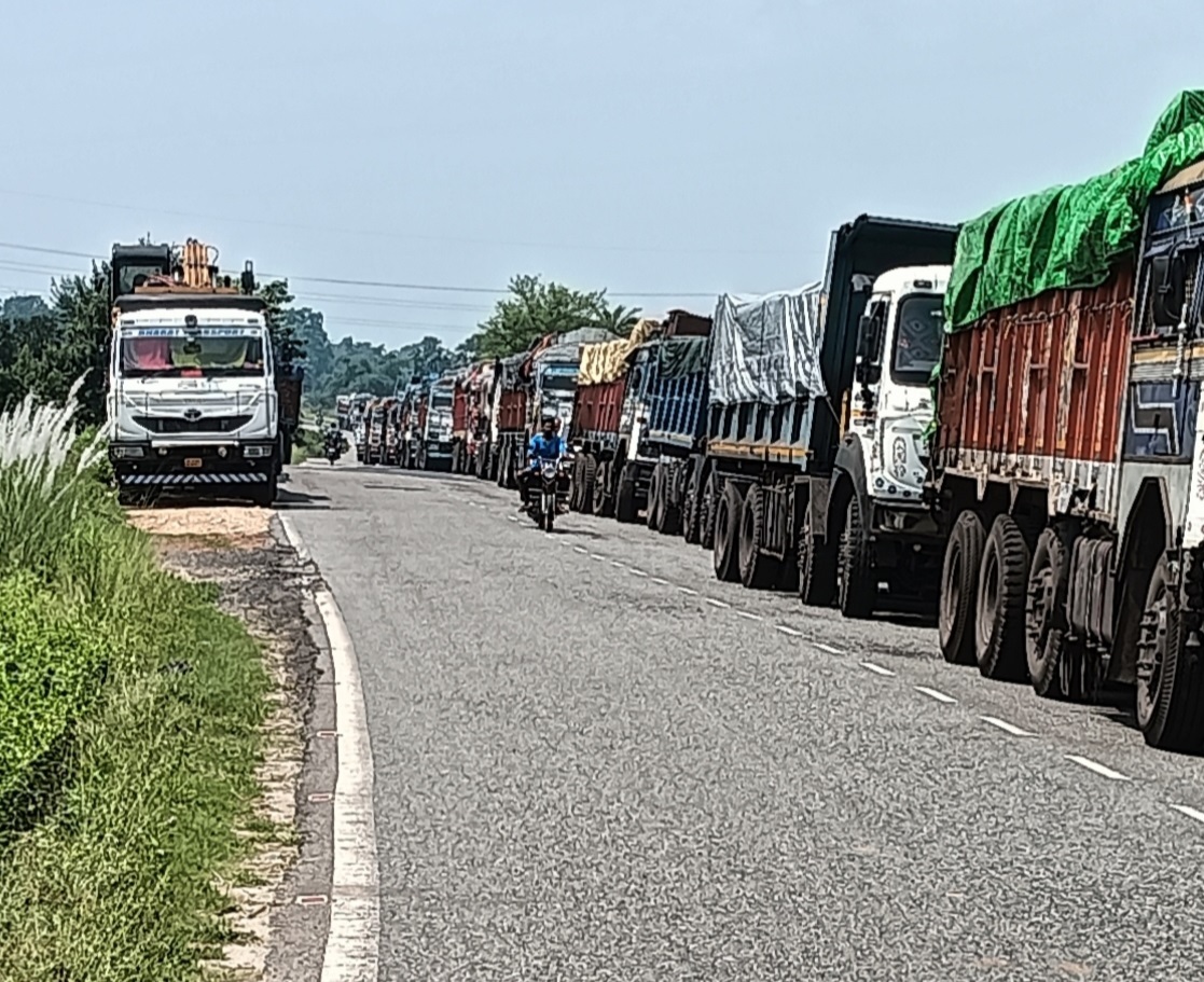 Bokaro News: चंदनकियारी व पिंड्राजोरा से सटे बंगाल सीमा पर वाहनों की लगी लंबी कतार