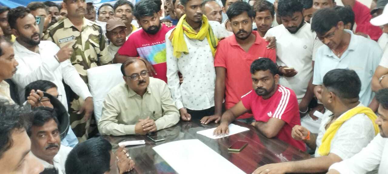 dhanbad news : जीएम के साथ वार्ता में जयराम महतो सुनायी खरी-खोटी, हंगामा