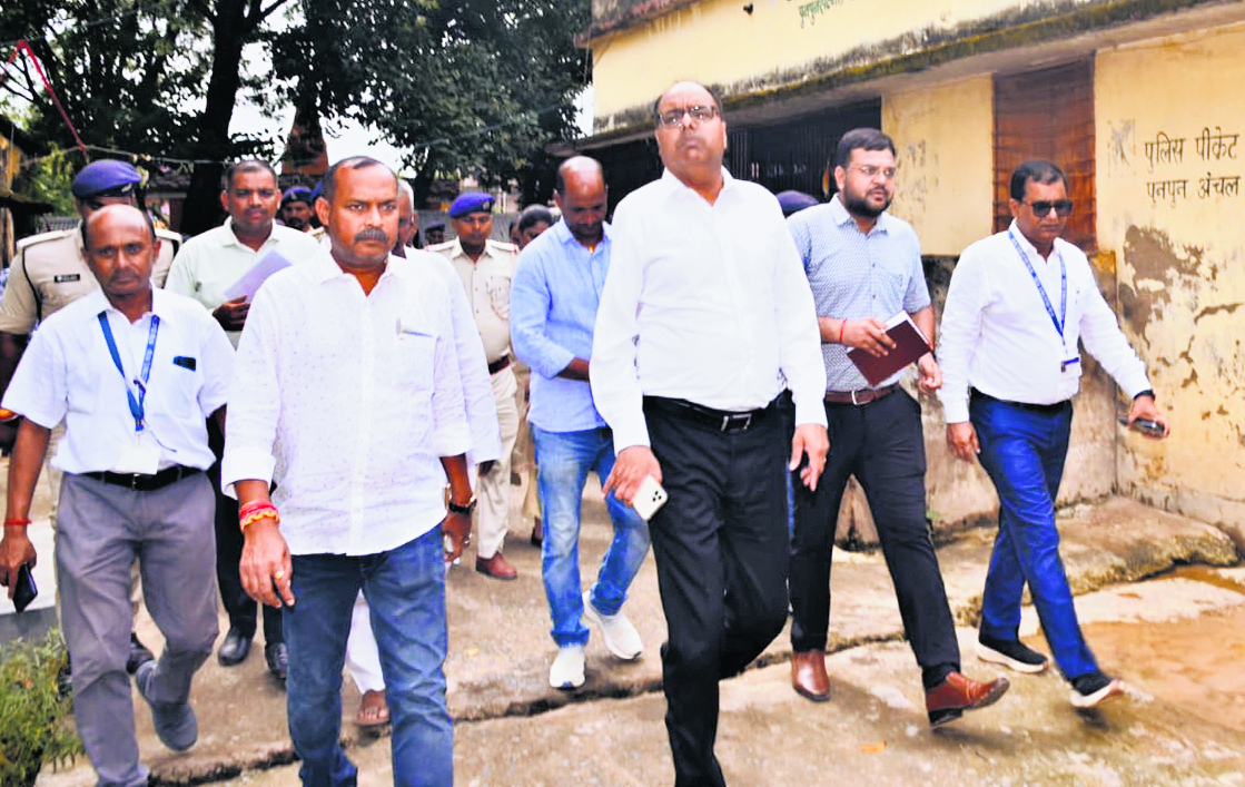 दाखिल-खारिज में लापरवाही पर पुनपुन की सीओ के खिलाफ होगी विभागीय कार्रवाई, दो लिपिक सस्पेंड