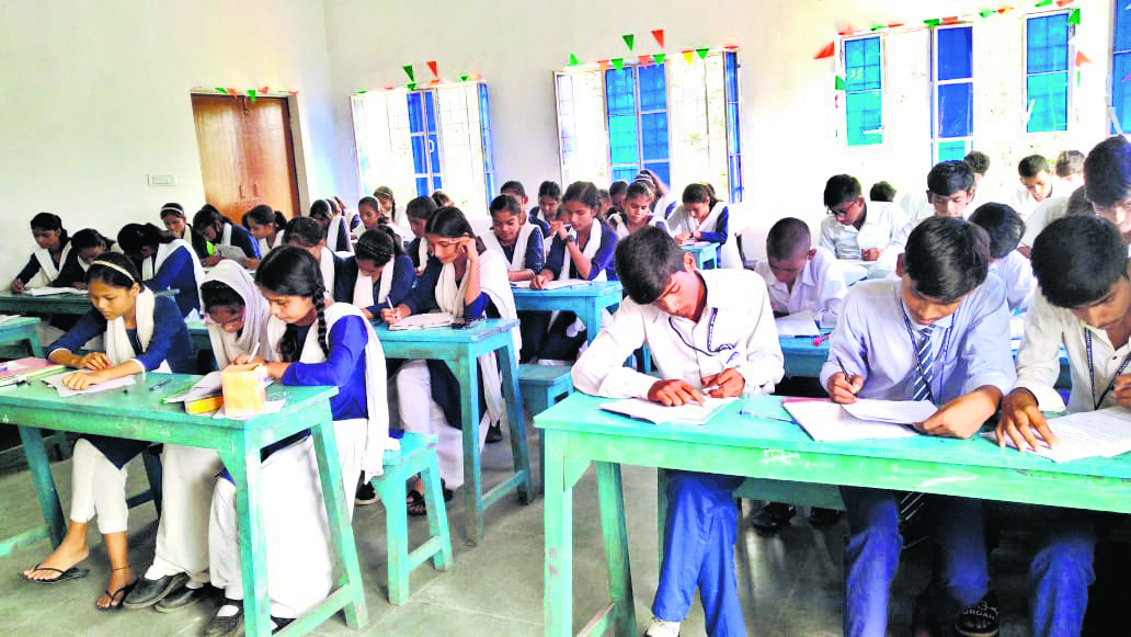 Gopalganj News : हाइस्कूलाें में मासिक परीक्षा के अंतिम दिन गणित व अंग्रेजी का हुआ एग्जाम