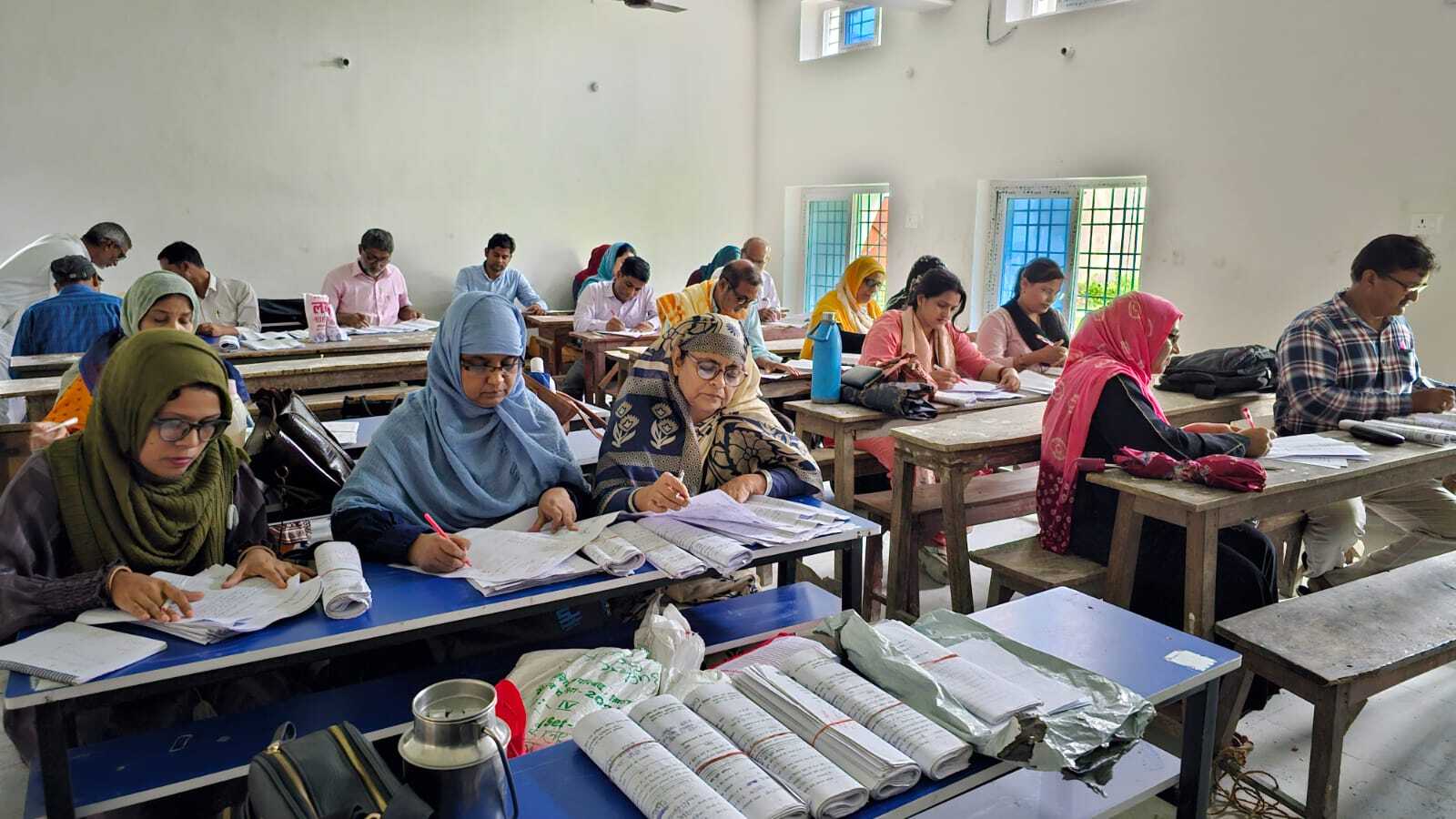 तीसरी से आठवीं कक्षा तक के छात्र-छात्राओं के अर्धवार्षिक मूल्यांकन की कॉपी जांच शुरू