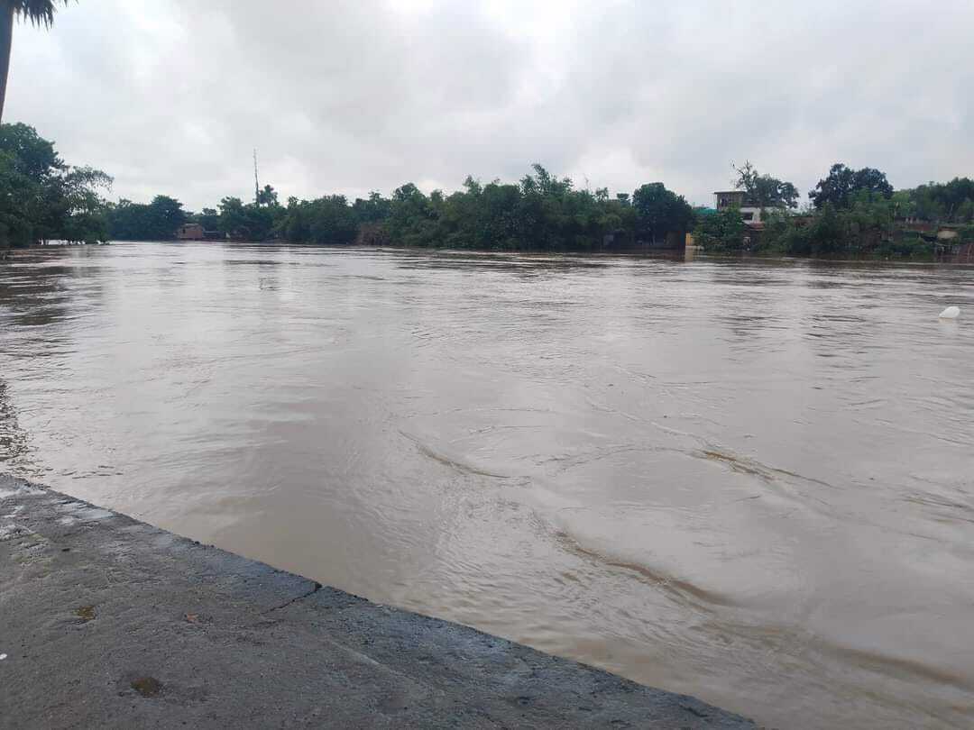 पानी ::: गुमानी नदी बैराज का एक फाटक बंद होते ही जलस्तर स्थिर