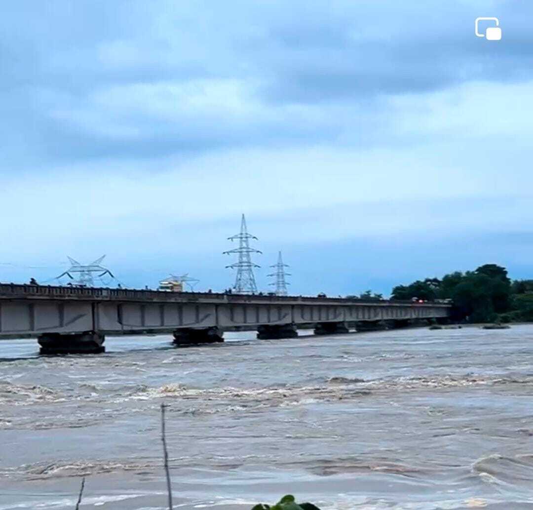 डीएम बाढ़ ग्रस्त क्षेत्रों को ले रहे जायजा, लोगों को सुरक्षित स्थानों पर पहुंचाने का किया जा रहा कार्य