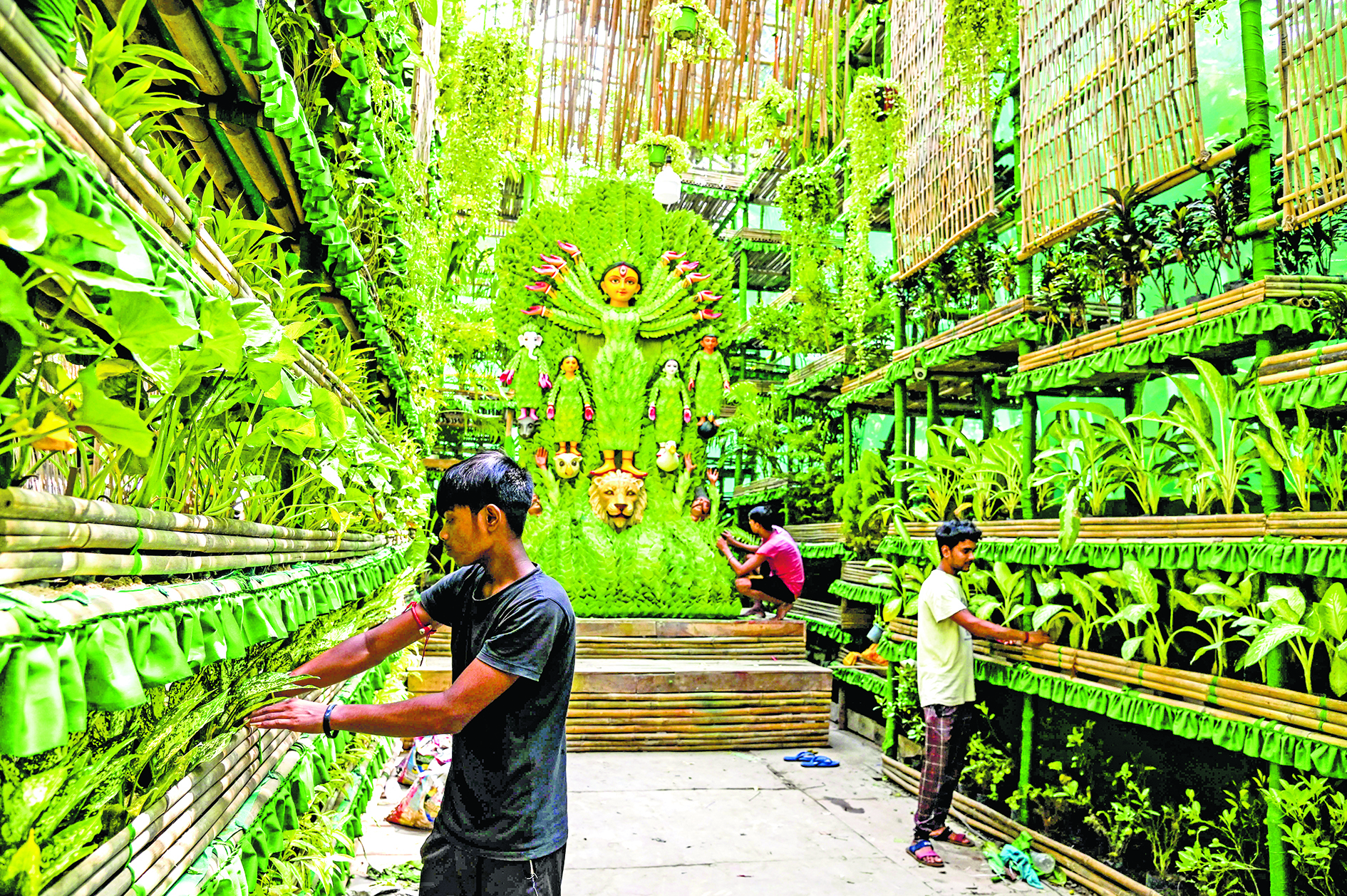 8000 पौधों से बन रही मां दुर्गा की प्रतिमा