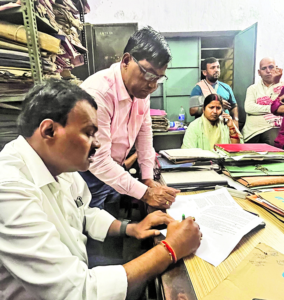 Dhanbad News:इलाज के दौरान कोलकर्मी की मौत, नियोजन के लिए प्रदर्शन