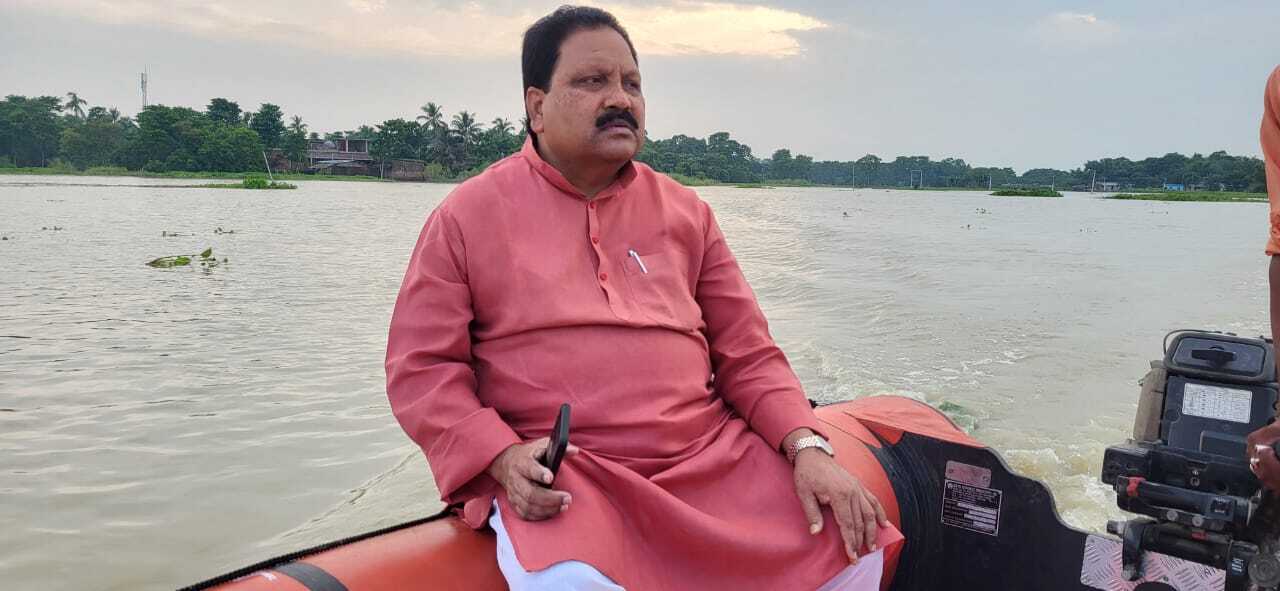 सांसद ने किया बाढ़ग्रस्त इलाकों का दौरा