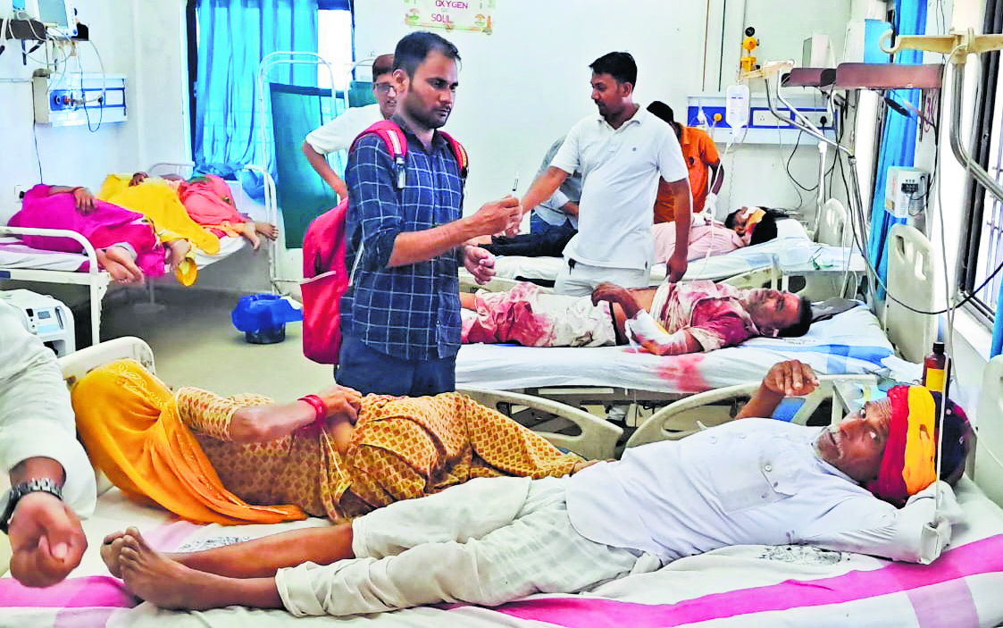 तीर्थयात्रियों से भरी बस ने ट्रक में मारी टक्कर, तीन लोगों की मौत