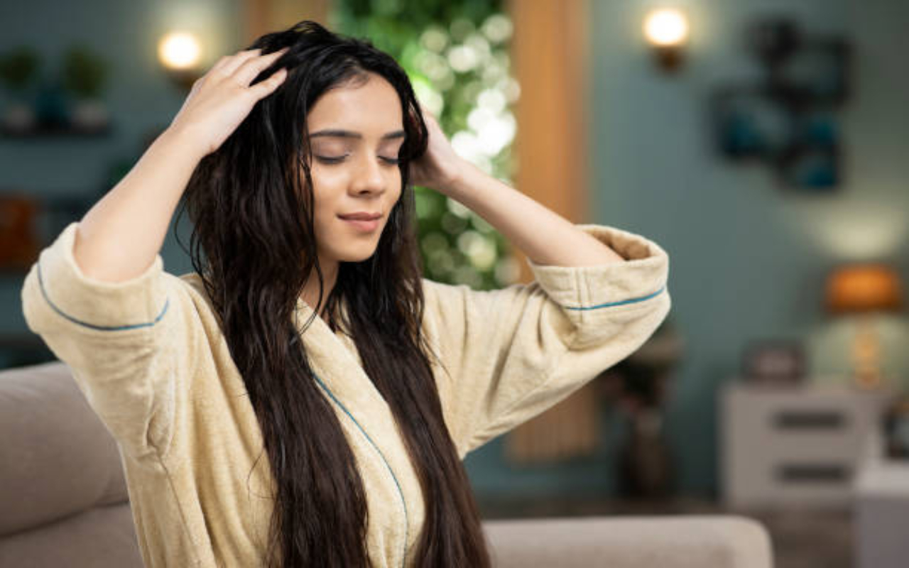 Hair Care Tips: सर्दियों में आपके बालों में नयी जान डाल देंगे ये ऑइल्स, झड़ना भी होगा बंद दिखेंगे खूबसूरत