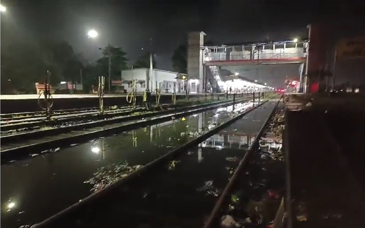 Bihar Train News: जोगबनी-कटिहार के बीच रेल सेवा ठप, पटरी पर पानी चढ़ने के बाद अब यहां से चलेंगी ट्रेनें…