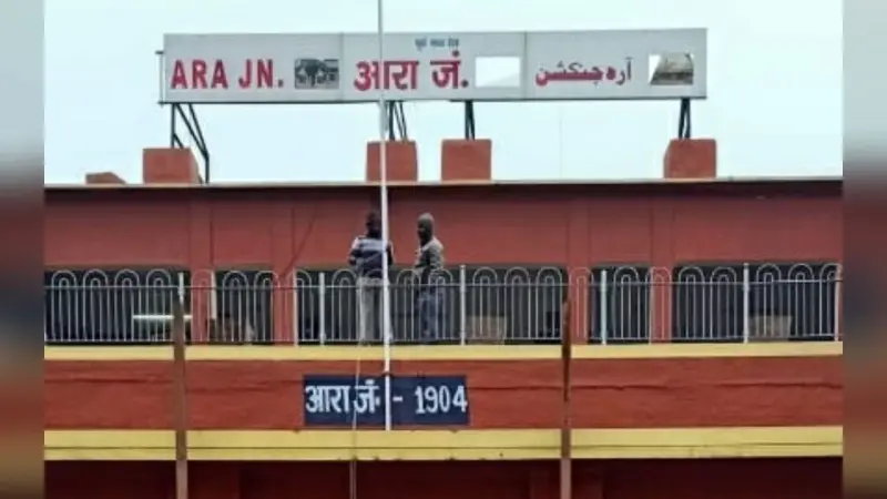 रेलवे स्टेशन में व्यवस्था की खुली पोल : प्लेटफाॅर्म पर टपकता रहा बारिश का पानी, यात्री हुए परेशान