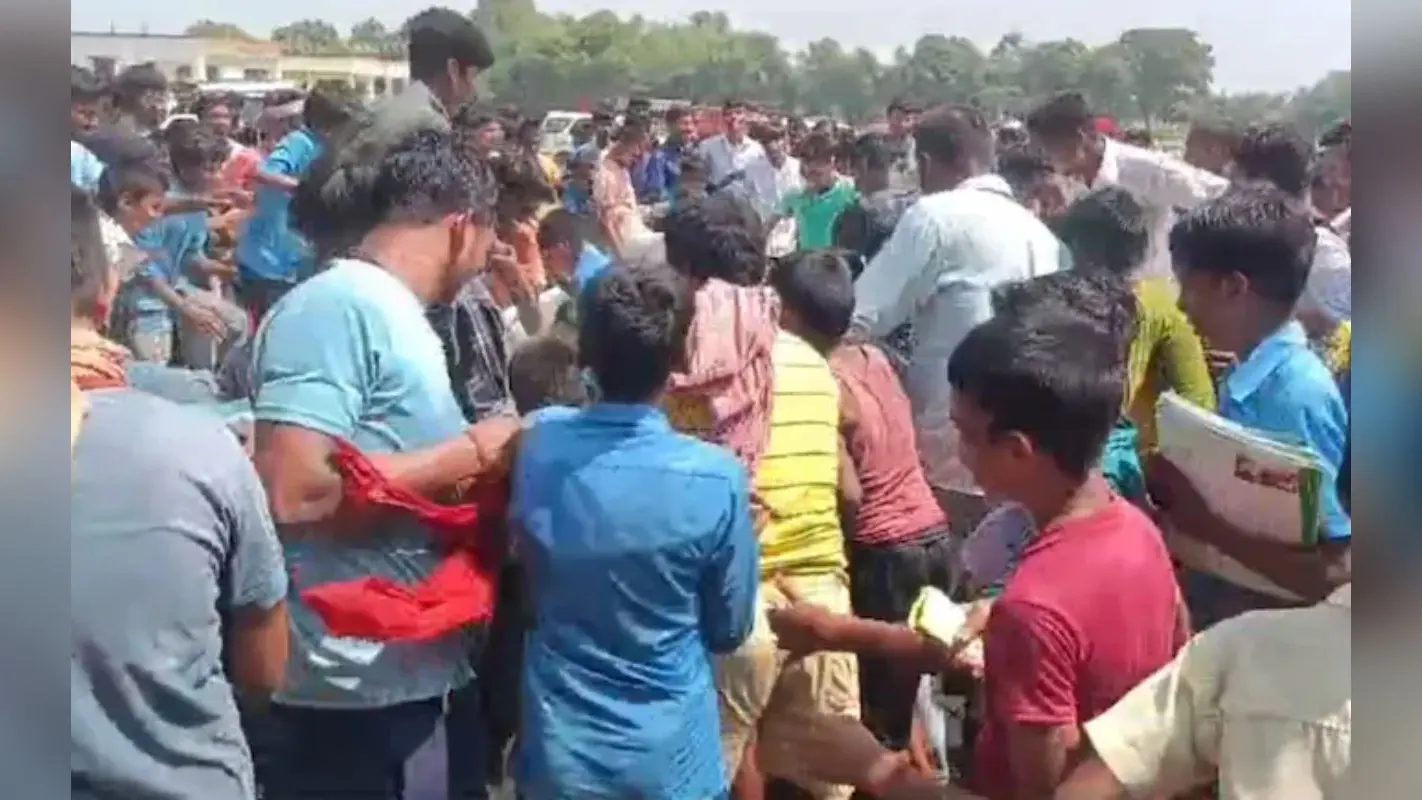 CM के जाते ही मछलियों पर टूट पड़े लोग, बोले- मुख्यमंत्री के नाम पर करेंगे फिश पार्टी