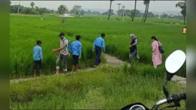 Bhabhua News : स्कूल बना दिया लेकिन सड़क बनाना भूले, सिर पर झोला और घुटने तक पैंट मोड़कर स्कूल जाते हैं बच्चे