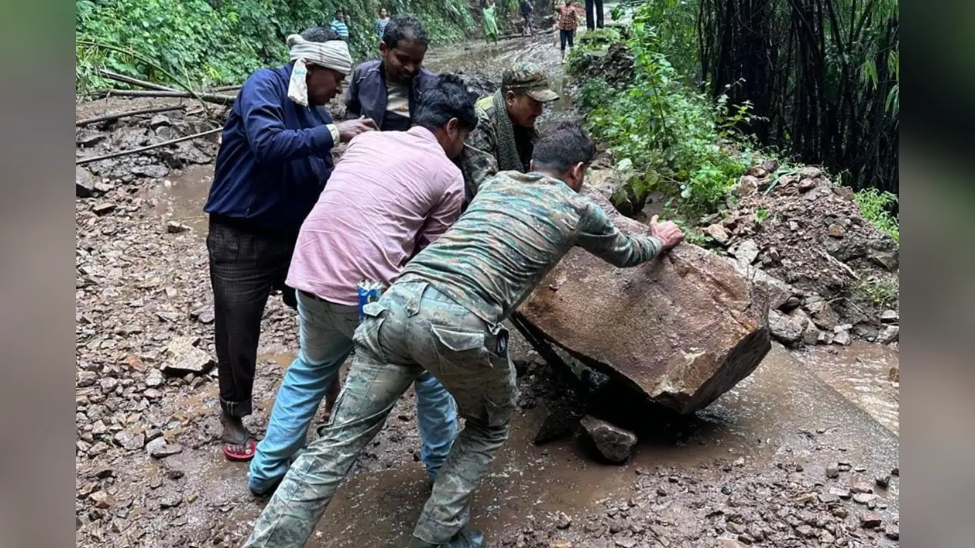 Jharkhand Landslide: मूसलाधार बारिश के कारण नेतरहाट घाटी में लैंड स्लाइड, 6 घंटे जाम रहा रांची रोड