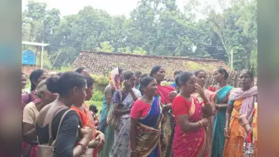 गुमला में जंगली हाथियों से परेशान महिलाओं ने वन विभाग के दफ्तर के सामने किया प्रदर्शन, जानें क्या है उनकी मांग