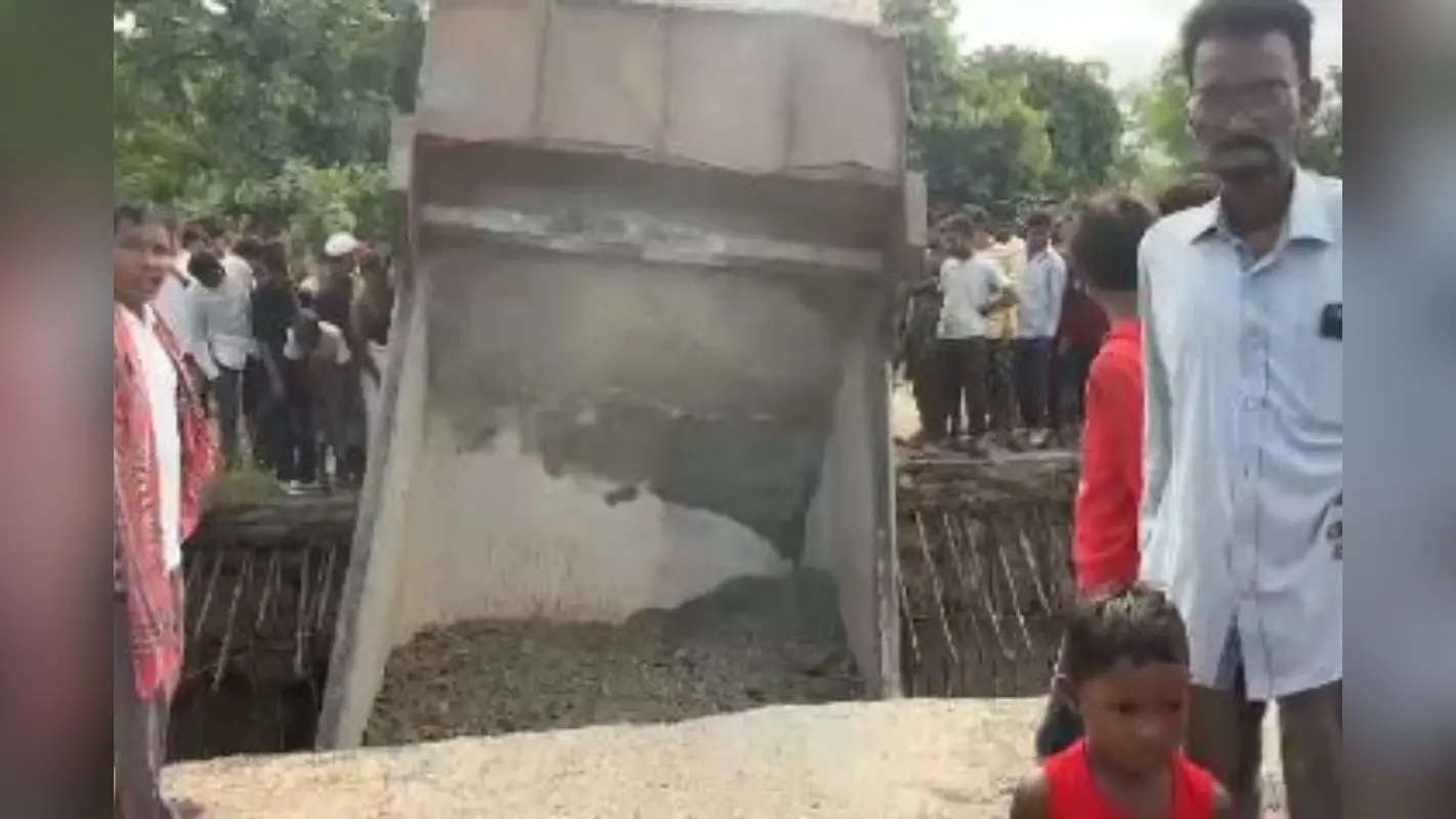 सरायकेला के बोंगबोंगा नदी पर बना पुल टूटा, झारखंड के पूर्व CM चंपाई सोरेन के गांव से जिला मुख्यालय का संपर्क कटा