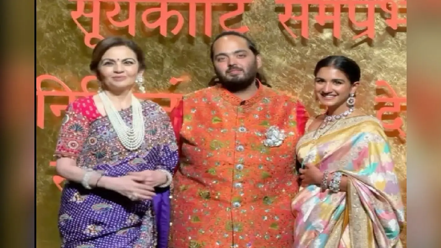 Ganesh Chaturthi पर अंबानी परिवार की नई बहू ने सोने की कढ़ाई वाली पहनी साड़ी, नीता अंबानी का देखें लुक