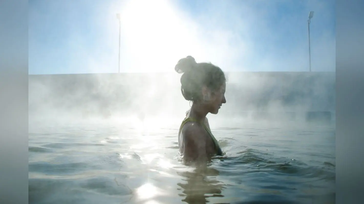 Bathing Hot Water Benefits: गर्म पानी से नहाने के 5 अद्भुत फायदे
