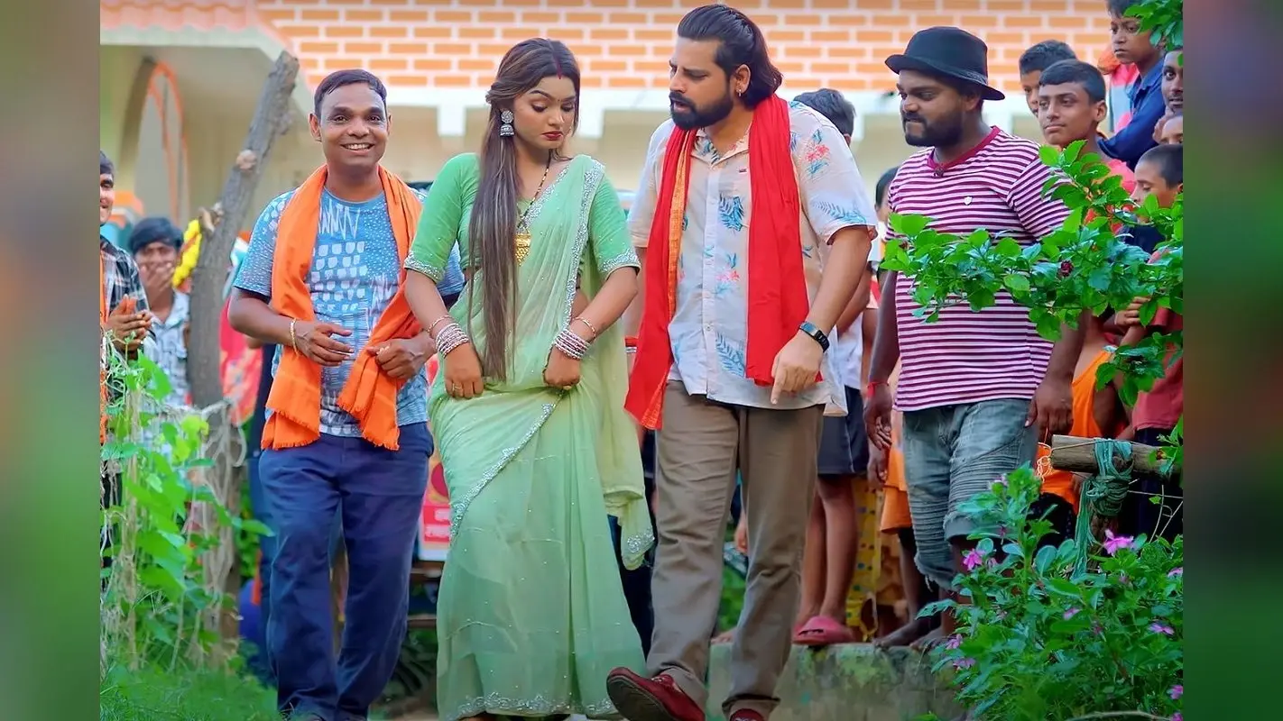 Bhojpuri Song : भोजपुरी म्यूजिक में दशहरा की आहट, धूम मचा रहा राकेश मिश्रा का गाना “चंदा कटाई भउजी”