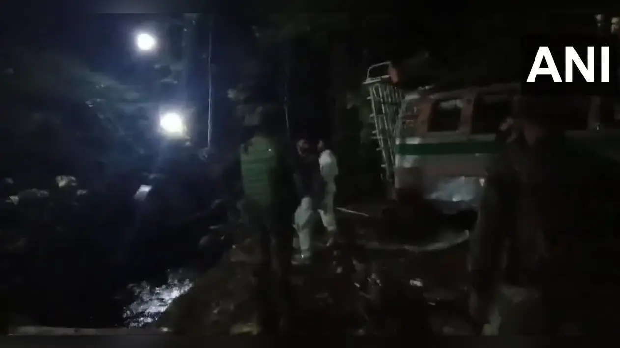 जम्मू-कश्मीर में बड़ा हादसा, खाई में गिरी BSF जवानों से भरी बस, हादसे में तीन शहीद, 32 घायल