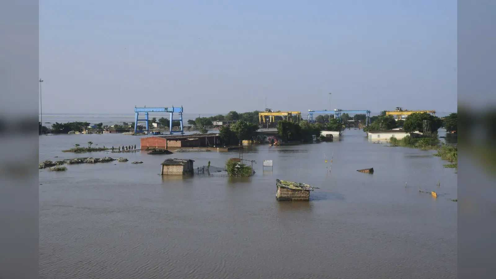 Bihar Flood: बिहार में बाढ़ से 12.67 लाख आबादी प्रभावित, तस्वीरों में देखें तबाही का मंजर