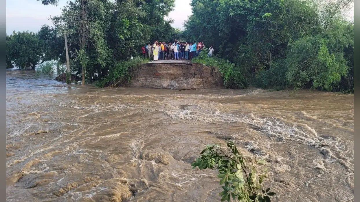 Flood in Bihar: बेतिया में पुलिया से सटे सड़क का हिस्सा ध्वस्त, दर्जनों गांव जलमग्न, बागमती के जलस्तर में गिरावट दर्ज
