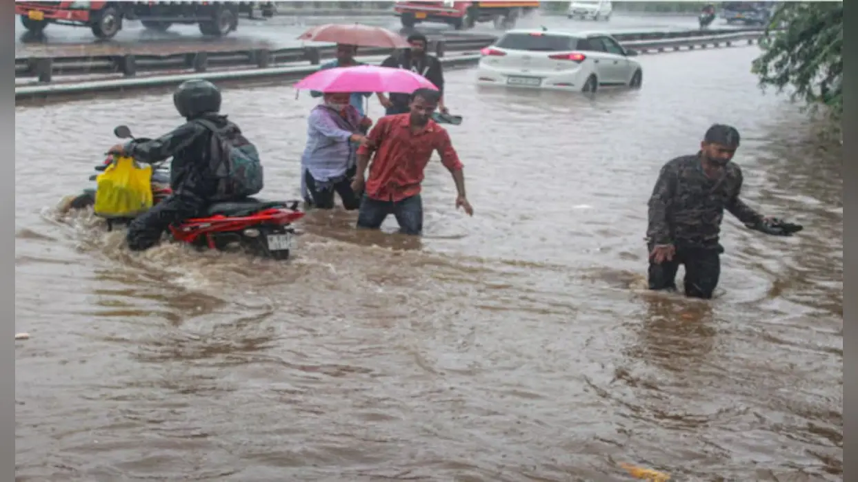 Bihar Weather: इन 13 जिलों में भारी बारिश को लेकर अलर्ट जारी, पढ़िए बाढ़ को लेकर क्या है अपडेट
