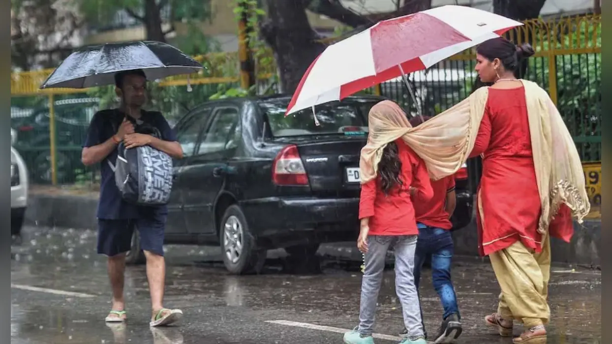 Bihar Weather: बिहार में गरज और तड़क के साथ बरसेगा बादल, इन पांच जिलों में भारी बारिश का अलर्ट जारी