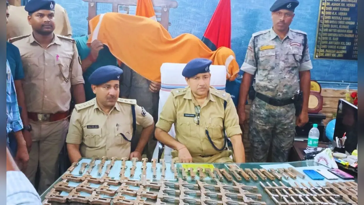 Bihar News: बक्सर में मिनी गन फैक्ट्री का खुलासा, अवैध पिस्टल का होता था निर्माण, सात गिरफ्तार…