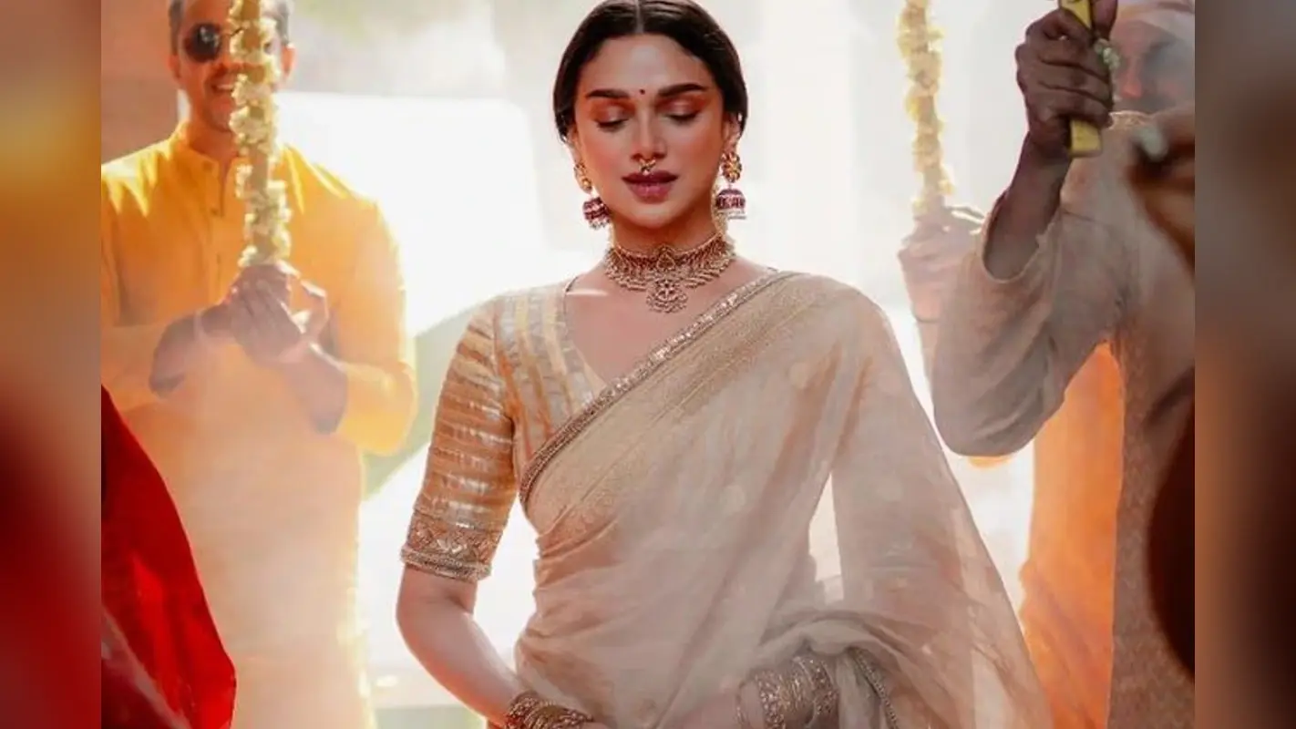 Aditi Rao Hydari-Inspired Centre Nose Ring look: अदिति राव हैदरी से प्रेरित सेंटर नोज़ रिंग स्टाइल के साथ स्पॉटलाइट चुराएं, ये सेंटर नोज़ रिंग लुक देंगे एक अलग ट्विस्ट