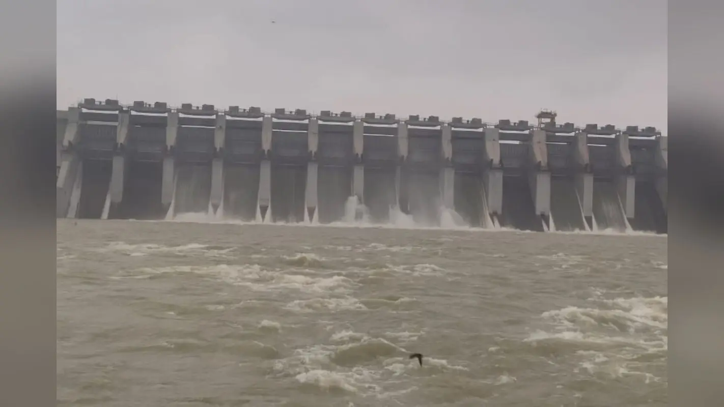 VIDEO: जमशेदपुर और 116 विस्थापित गांवों पर बाढ़ का खतरा, चांडिल डैम के 9 फाटक खोले गए
