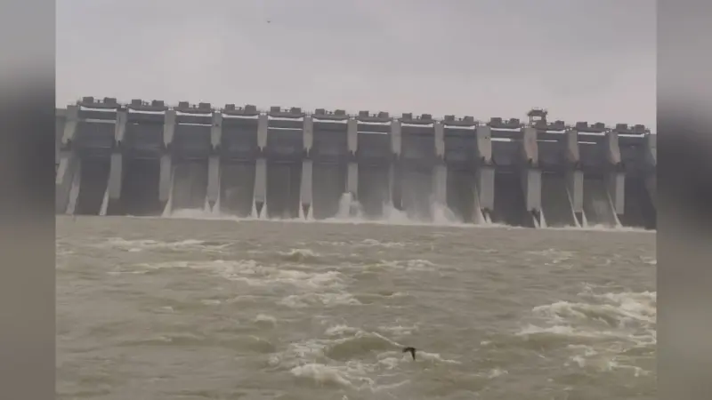 VIDEO: जमशेदपुर और 116 विस्थापित गांवों पर बाढ़ का खतरा, चांडिल डैम के 9 फाटक खोले गए