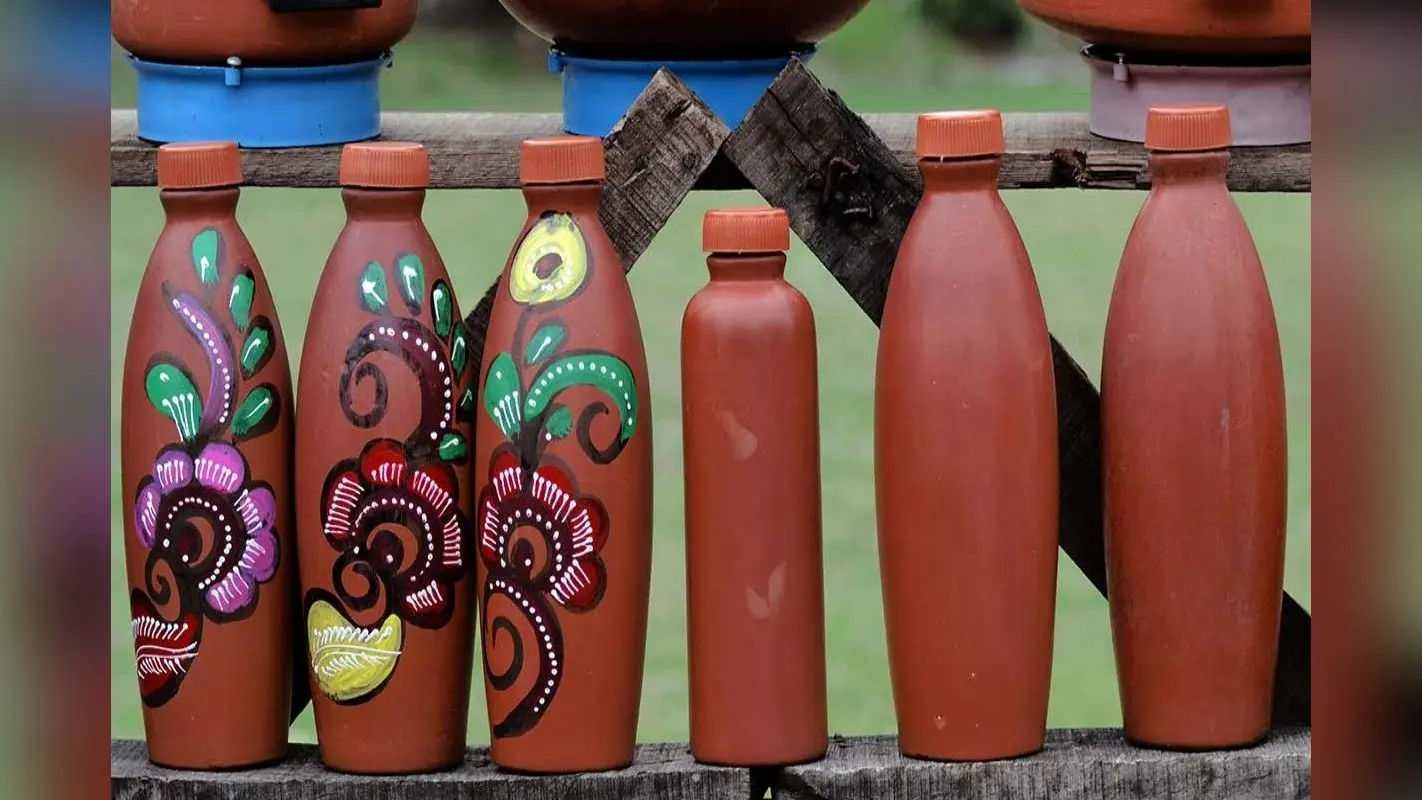 Clay Water Bottle Benefits: मिट्टी की बोतल से पानी पीने के 4 सबसे बड़े फायदे