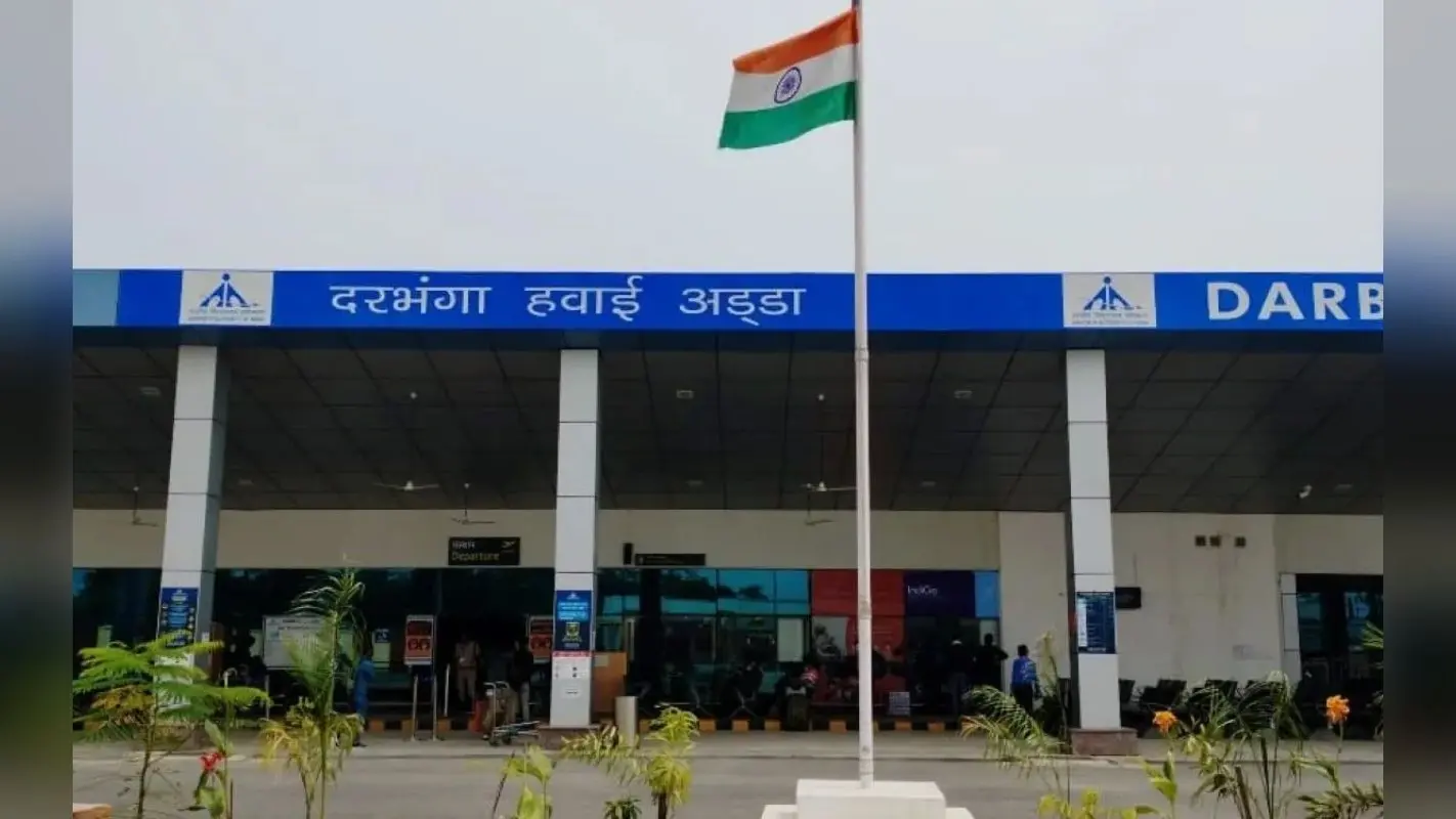 Darbhanga Airport: दरभंगा से मुंबई जा रही फ्लाइट में मिला संदिग्ध सामान, एयरपोर्ट पर मचा हड़कंप