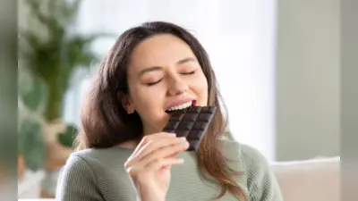 Dark Chocolate : पीरियड्स में क्यों खानी चाहिए डार्क चॉकलेट? जानिए इसके फायदे